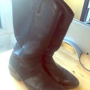 Frye Carson Pull on size 9